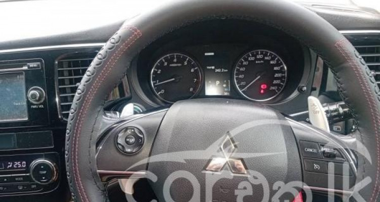 MITSUBISHI OUTLANDER 2015