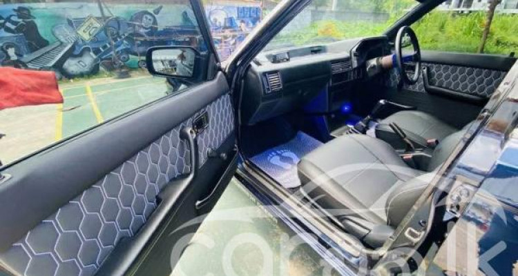 MAZDA FAMILIA 323 1986