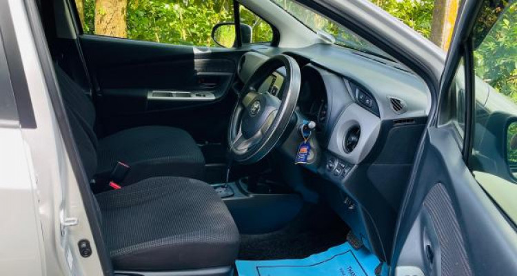 TOYOTA VITZ 2016