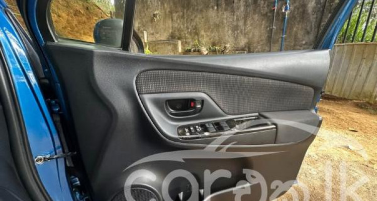 TOYOTA VITZ 2015
