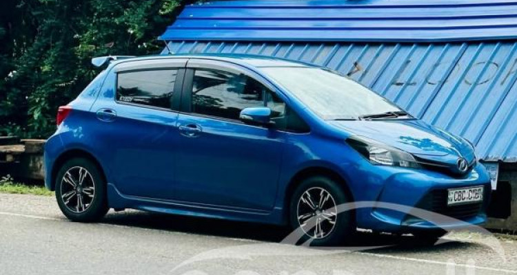 TOYOTA VITZ 2015