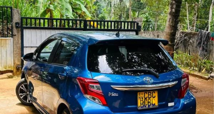 TOYOTA VITZ 2015