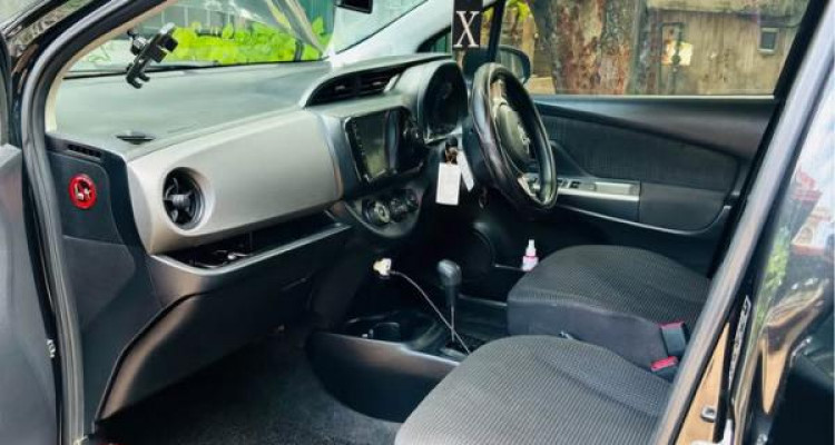 TOYOTA VITZ 2016