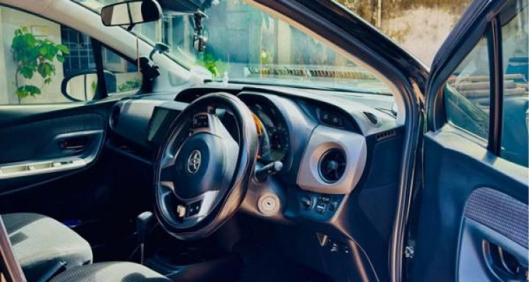 TOYOTA VITZ 2016