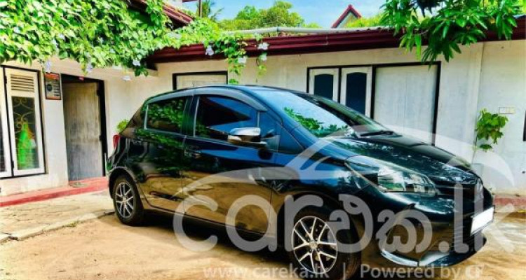 TOYOTA VITZ 2016