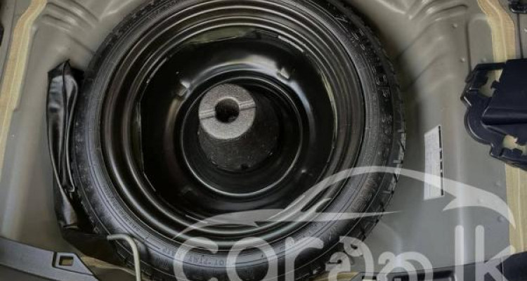 TOYOTA VITZ 2016