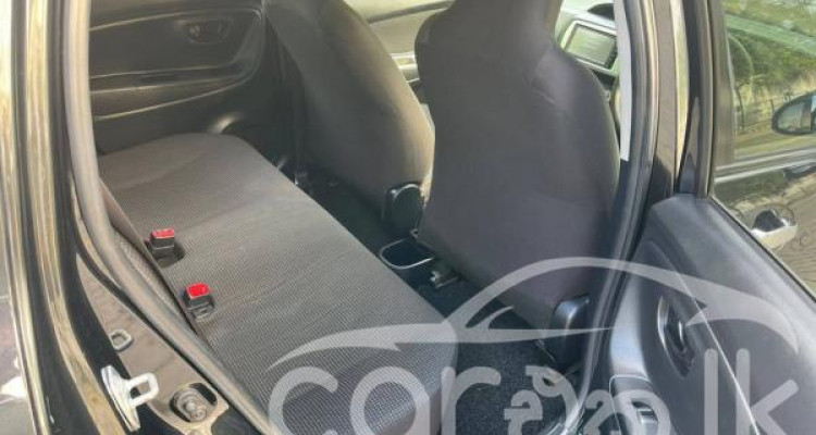 TOYOTA VITZ 2016