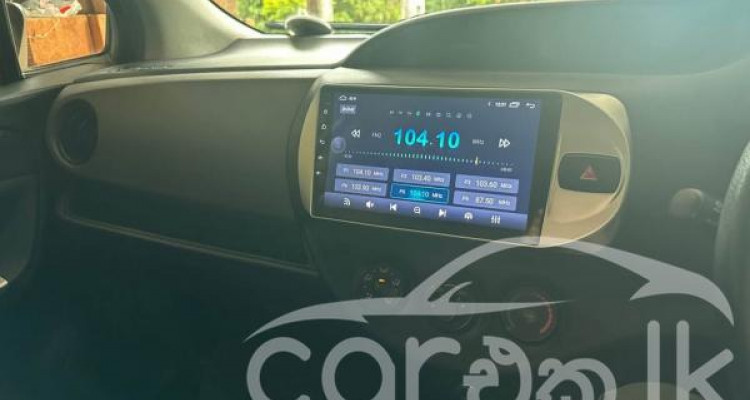 TOYOTA VITZ 2015