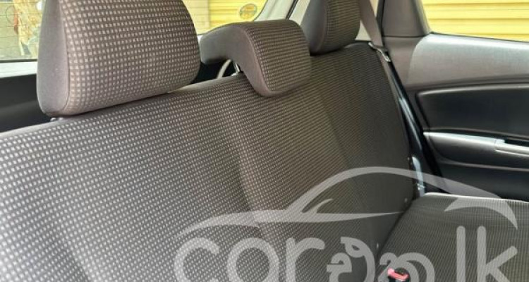 TOYOTA VITZ 2015