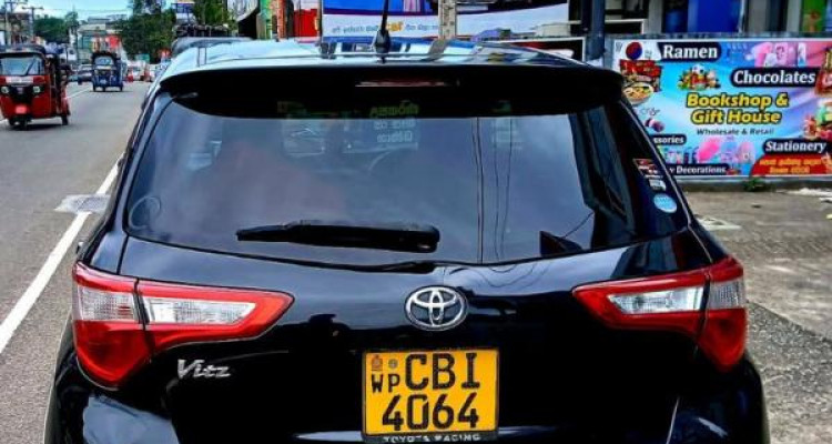 TOYOTA VITZ 2017