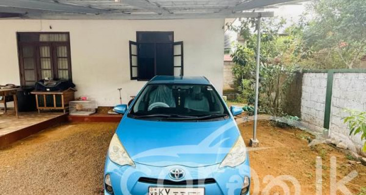 TOYOTA AQUA 2012