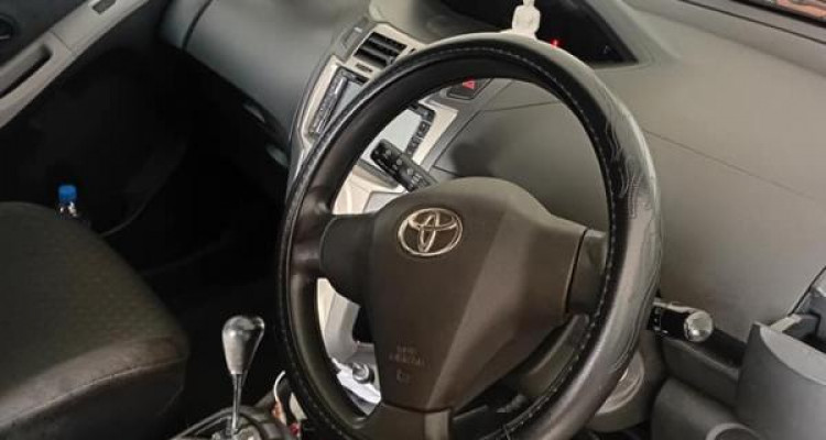 TOYOTA VITZ 2010