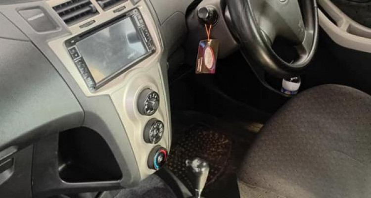 TOYOTA VITZ 2010
