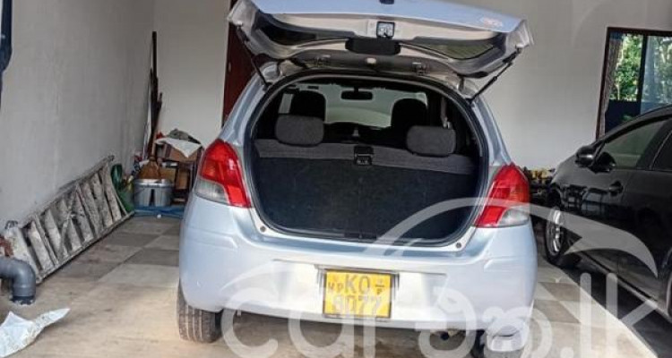 TOYOTA VITZ 2010