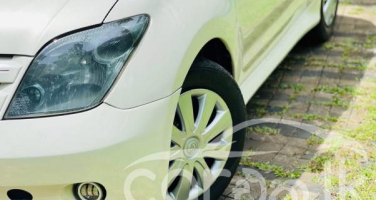 TOYOTA IST 2004