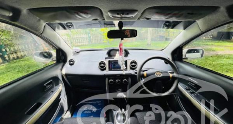 TOYOTA IST 2004
