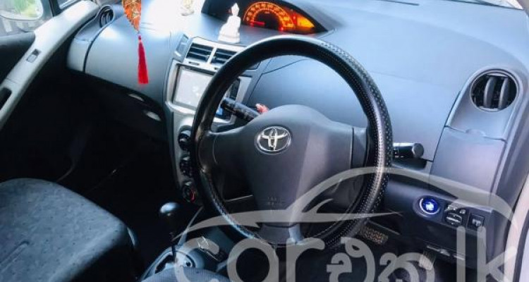 TOYOTA VITZ 2009