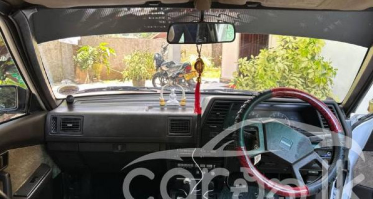 NISSAN TRAD SUNNY 1986