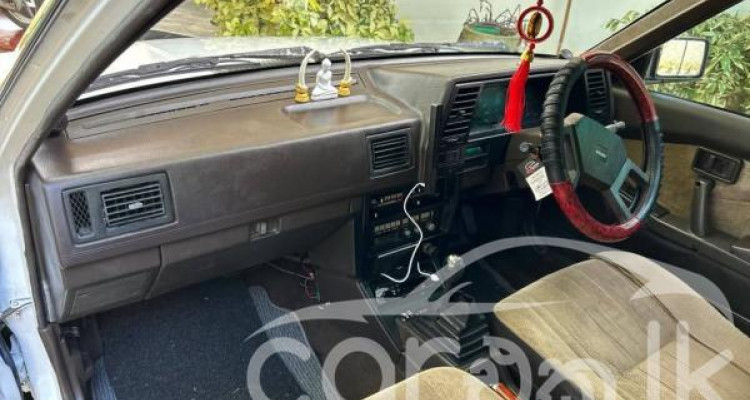 NISSAN TRAD SUNNY 1986
