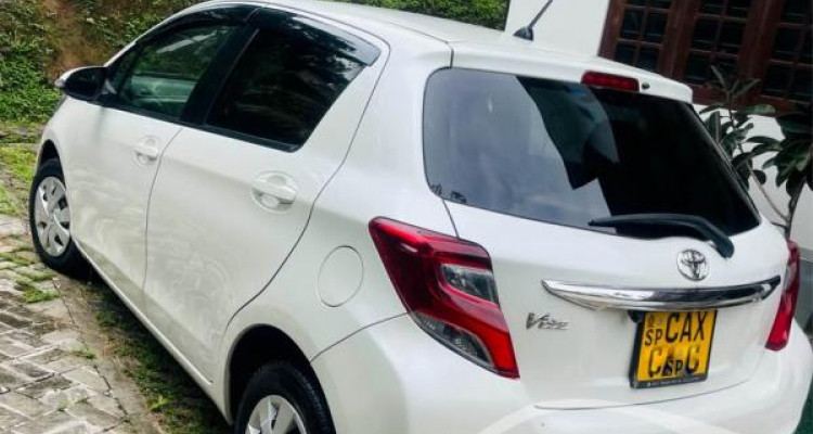 TOYOTA VITZ 2015