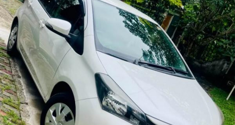 TOYOTA VITZ 2015