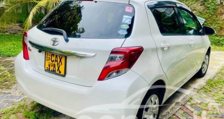 TOYOTA VITZ 2015