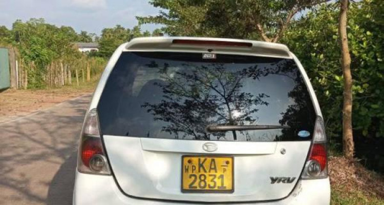 DAIHATSU YRV 2002
