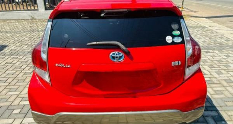 TOYOTA AQUA X URBAN 2015